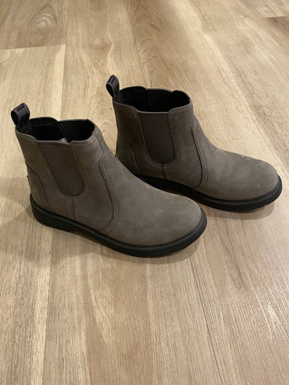 UGG Chelsea Bolden Boots Fits Women’s 5.5-6 Kids Size 4 Taupe Like New! - Picture 5 of 13